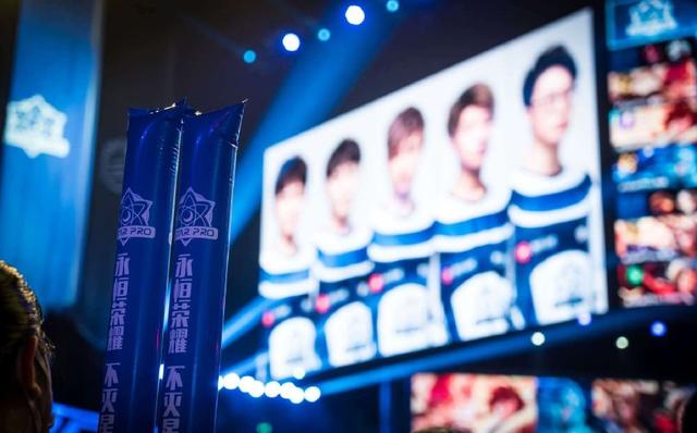 JW 嘲讽新的 Astralis 洗牌，提到 GODSENT 。