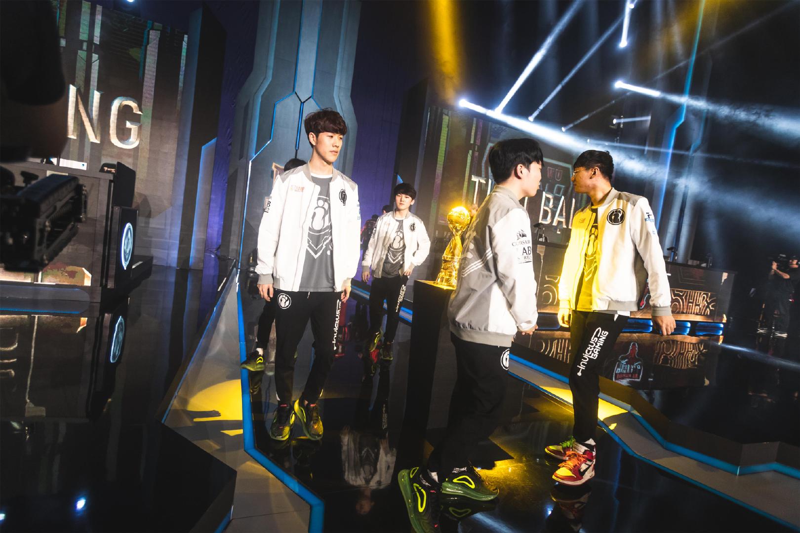 缺失的女性坦克回头看月亮，点燃光来帮助Xun获得三杀。 JD Gaming 中路和打野展现了他们的实力，拉回了一座城市。