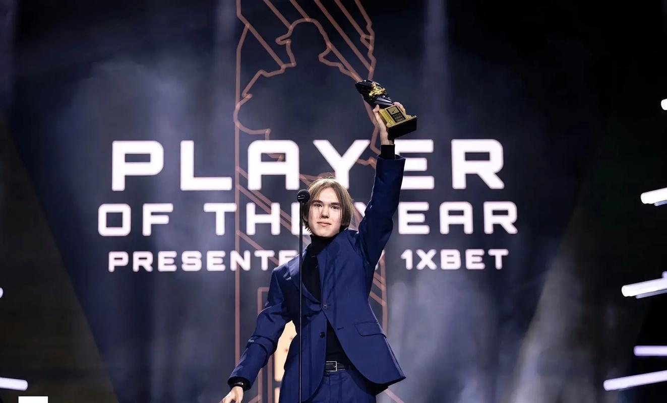 银河的独特技能，圣僧，在团队战中踢了元神，一击杀死阿卡丽，赢回了一局